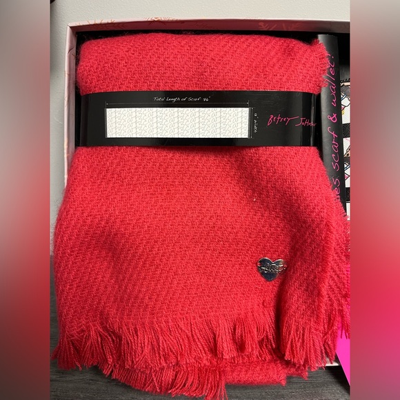 Betsey Johnson Zippered Wallet and Scarf Gift Set NEW WITH TAGS - Picture 2 of 4